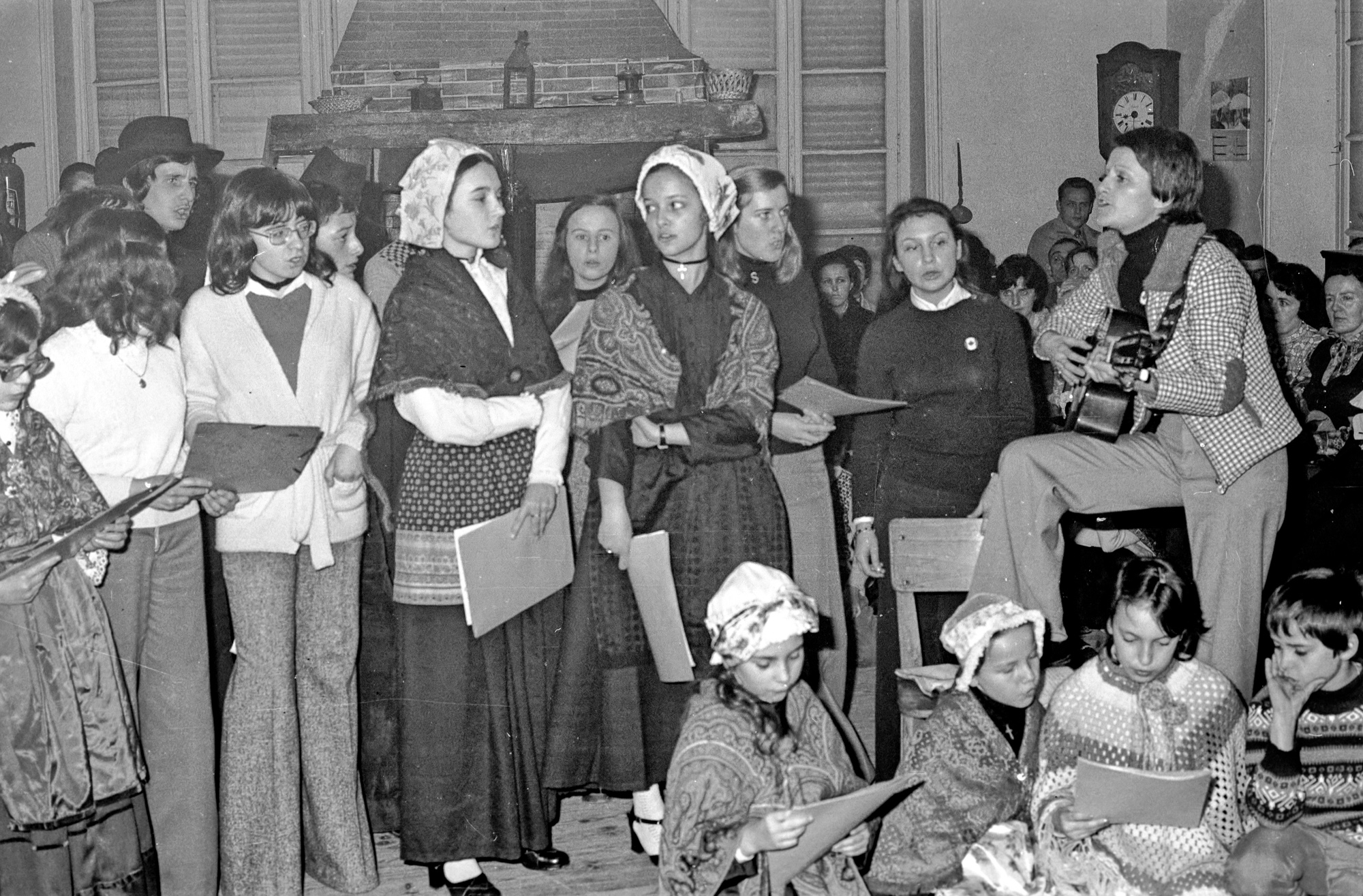 Groupe chant et danse folklorique à l'occasion du jumelage des Martres-de-de-Veyre avec la ville canadienne de Wynyard, décembre 1972