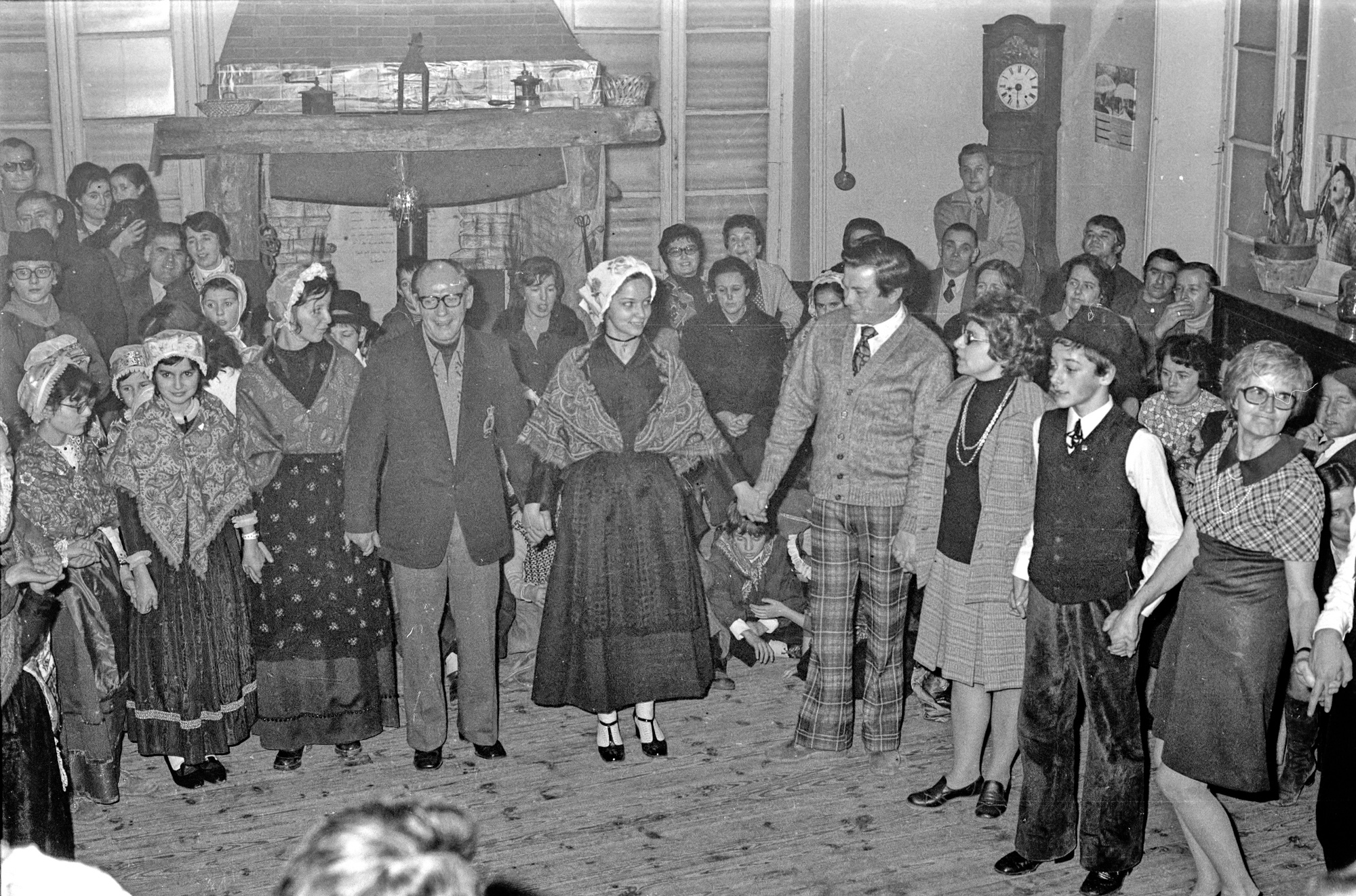 Groupe chant et danse folklorique à l'occasion du jumelage des Martres-de-de-Veyre avec la ville canadienne de Wynyard, décembre 1972
