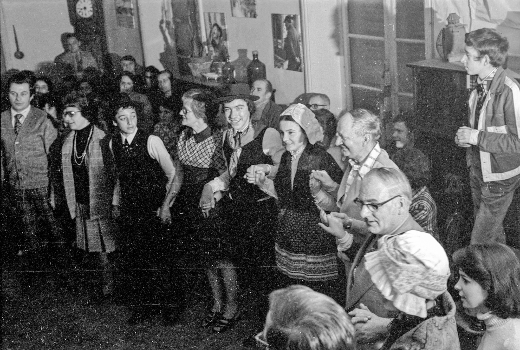 Groupe chant et danse folklorique à l'occasion du jumelage des Martres-de-de-Veyre avec la ville canadienne de Wynyard, décembre 1972