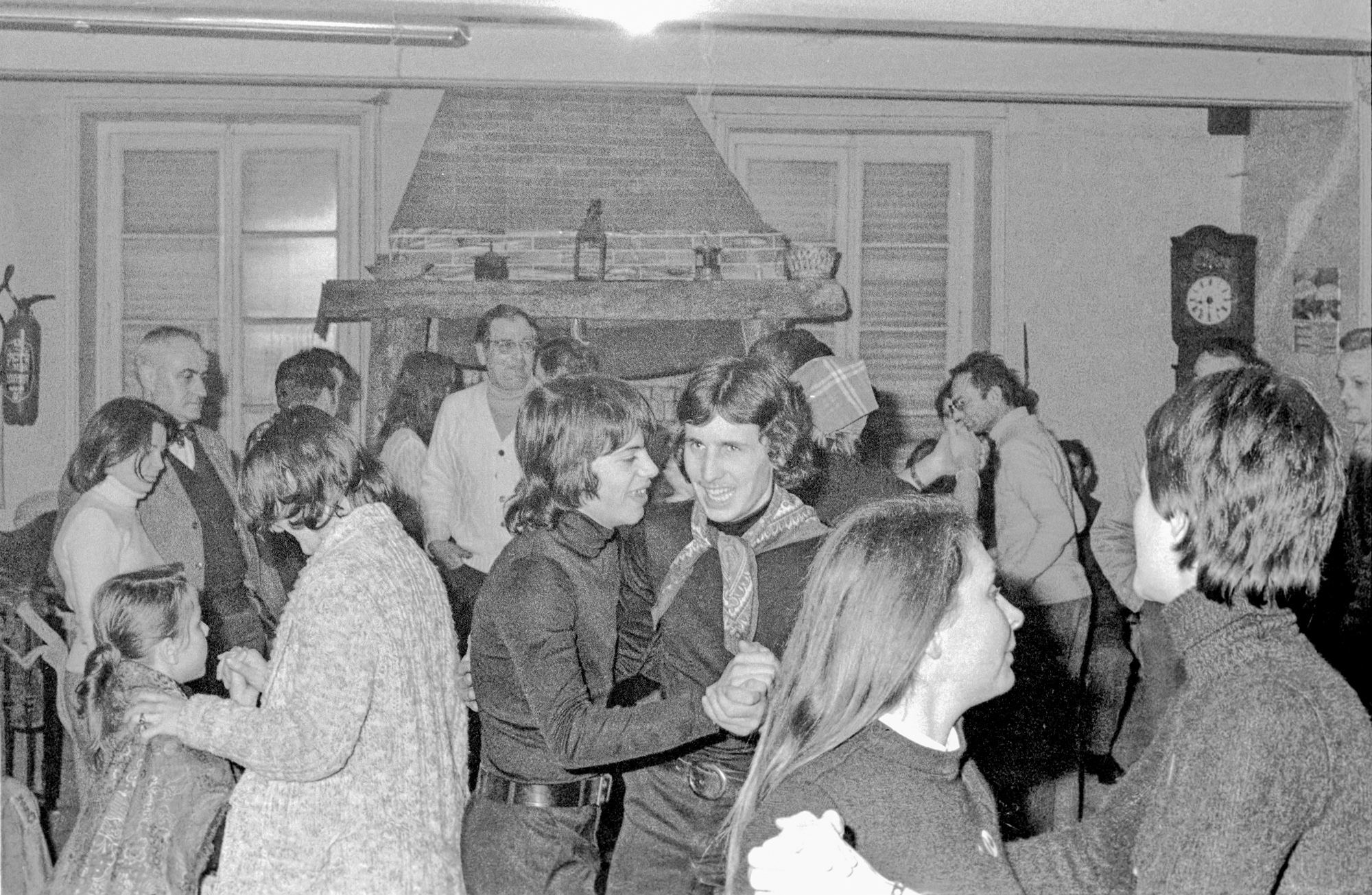 Groupe chant et danse folklorique à l'occasion du jumelage des Martres-de-de-Veyre avec la ville canadienne de Wynyard, décembre 1972