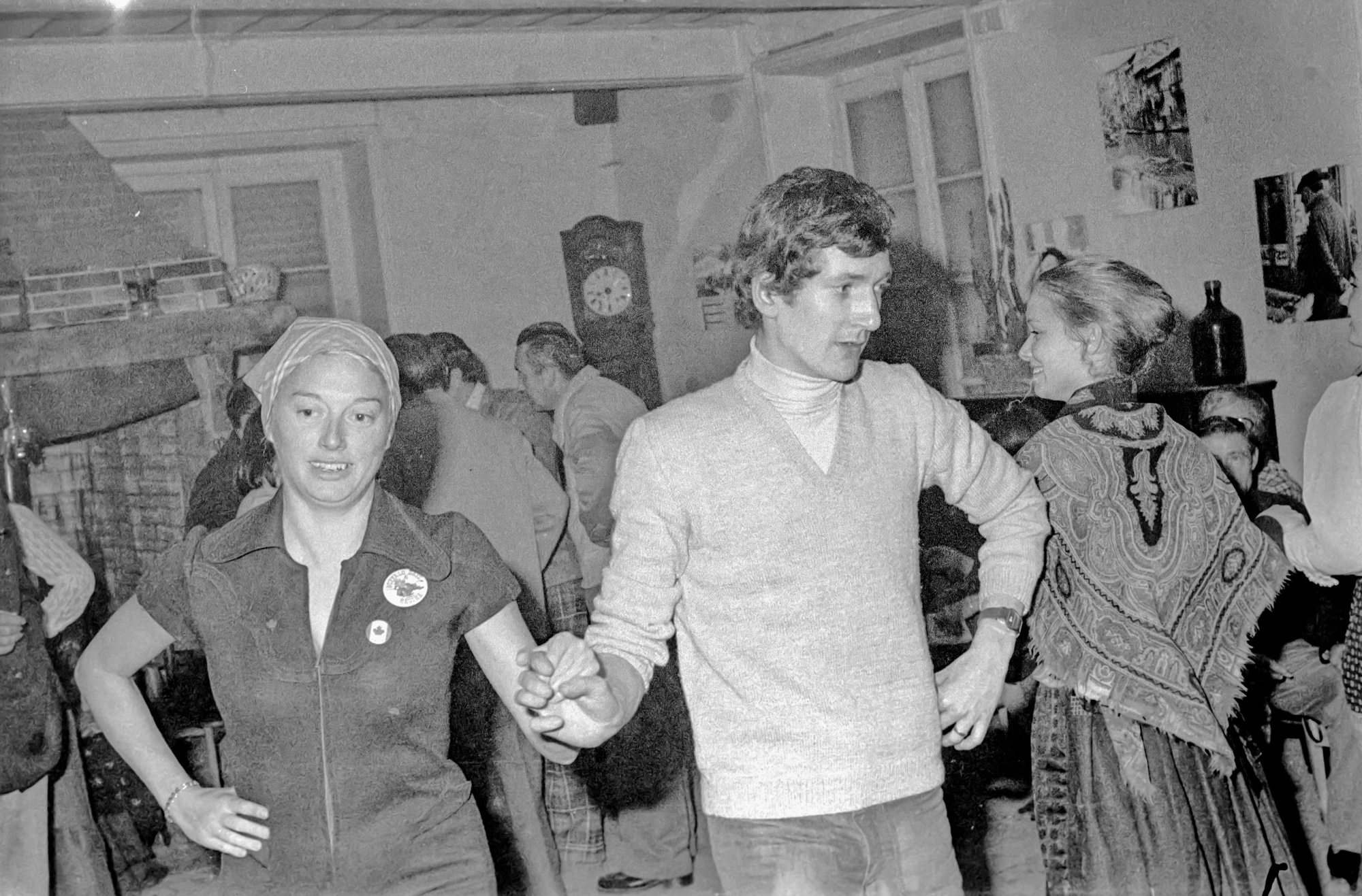 Groupe chant et danse folklorique à l'occasion du jumelage des Martres-de-de-Veyre avec la ville canadienne de Wynyard, décembre 1972