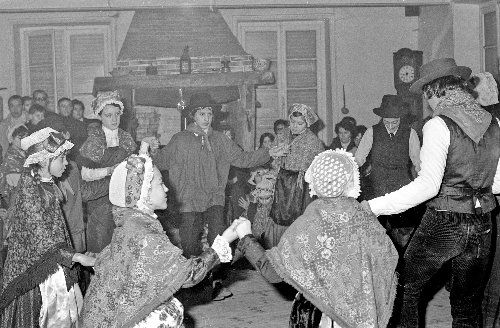 Groupe chant et danse folklorique à l'occasion du jumelage des Martres-de-de-Veyre avec la ville canadienne de Wynyard, décembre 1972