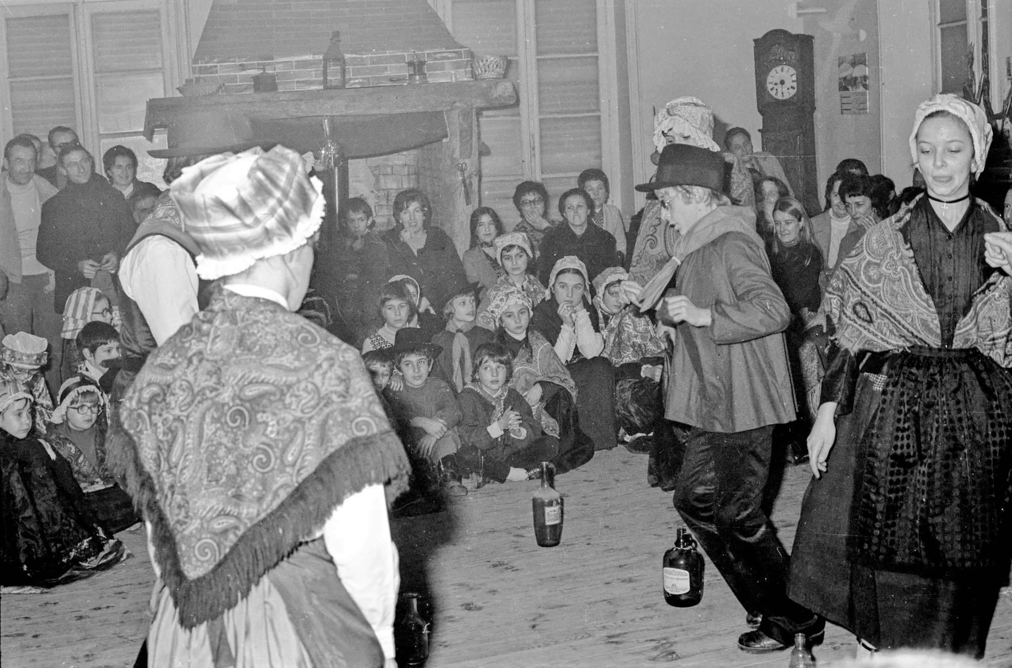 Groupe chant et danse folklorique à l'occasion du jumelage des Martres-de-de-Veyre avec la ville canadienne de Wynyard, décembre 1972