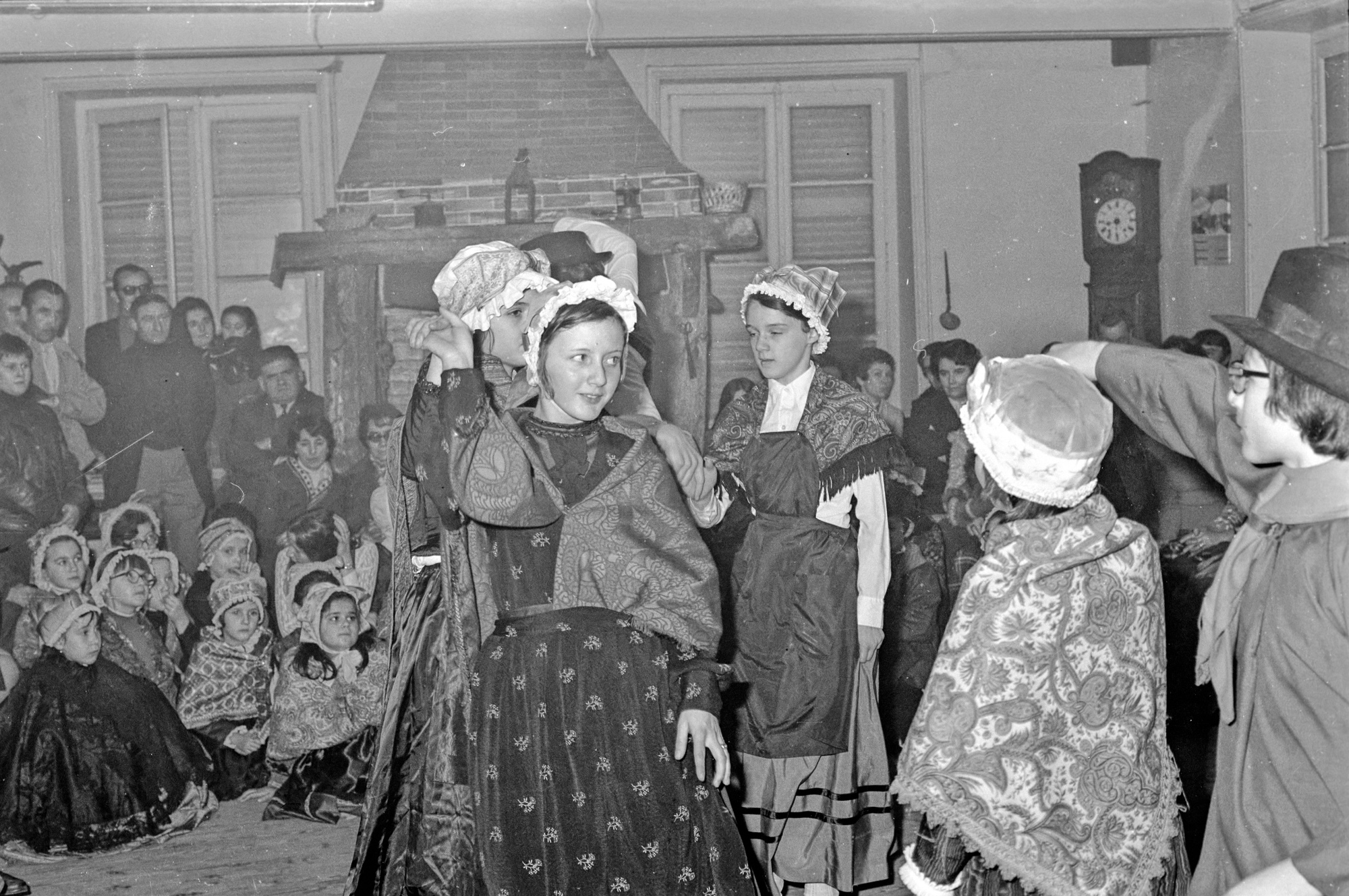 Groupe chant et danse folklorique à l'occasion du jumelage des Martres-de-de-Veyre avec la ville canadienne de Wynyard, décembre 1972
