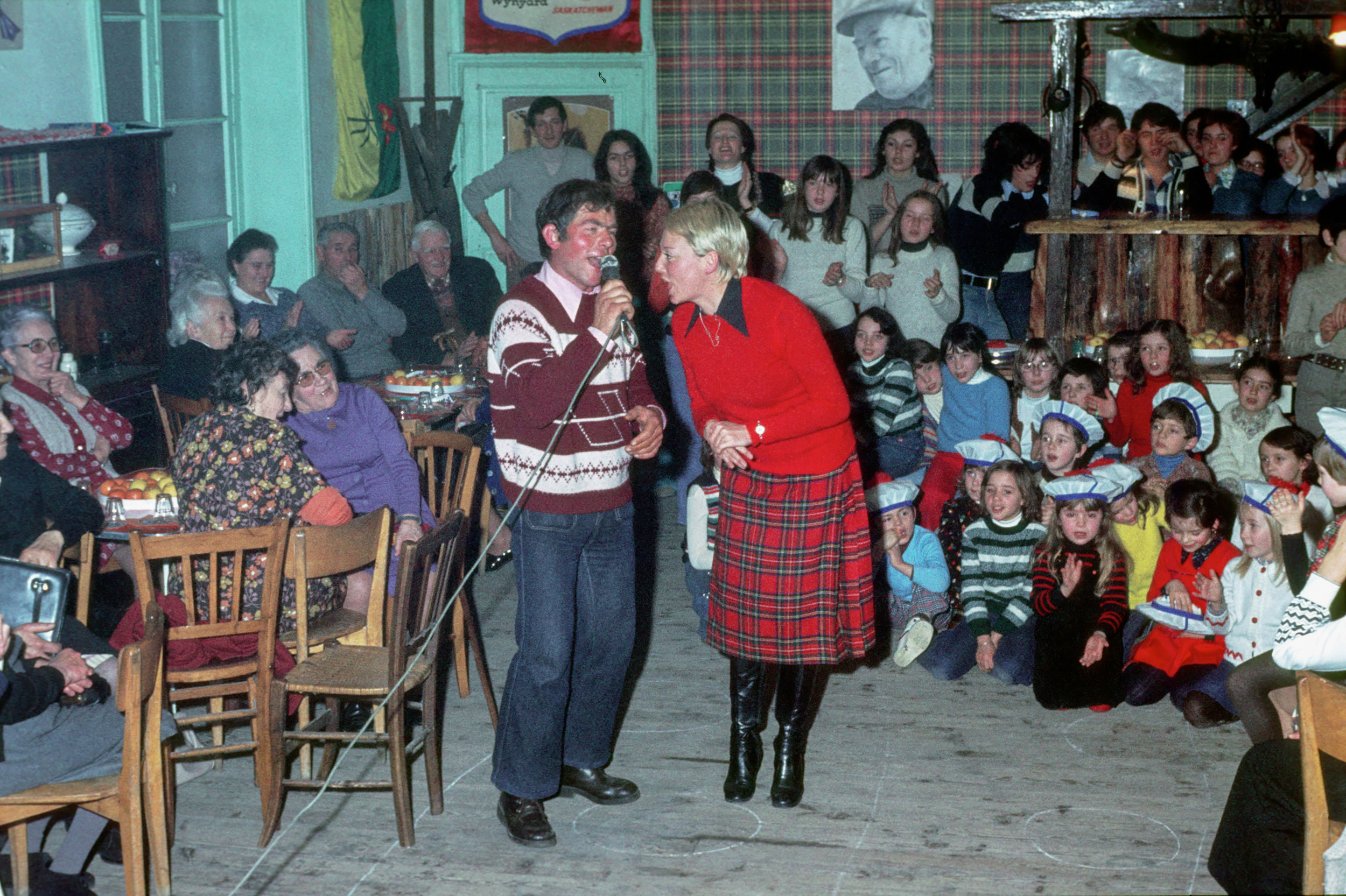 La lune est jolie ce soir... Chantou, goûter des personnes agées avec les Magayants, janvier 1977