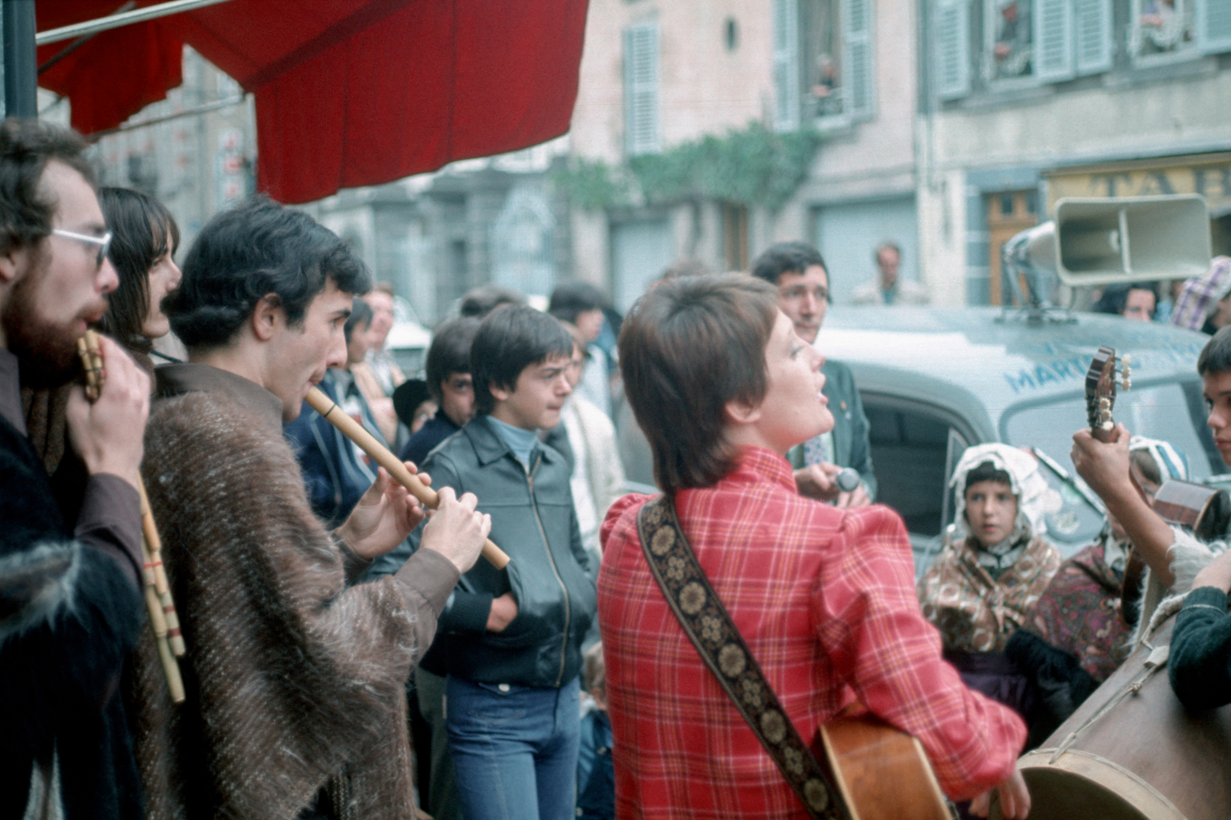 Fête avec les Magayants. Les Martres-de-Veyre. Septembre 1976