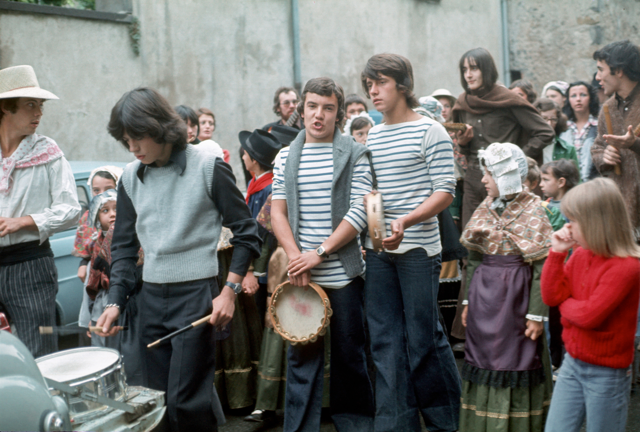 Fête avec les Magayants. Les Martres-de-Veyre. Septembre 1976