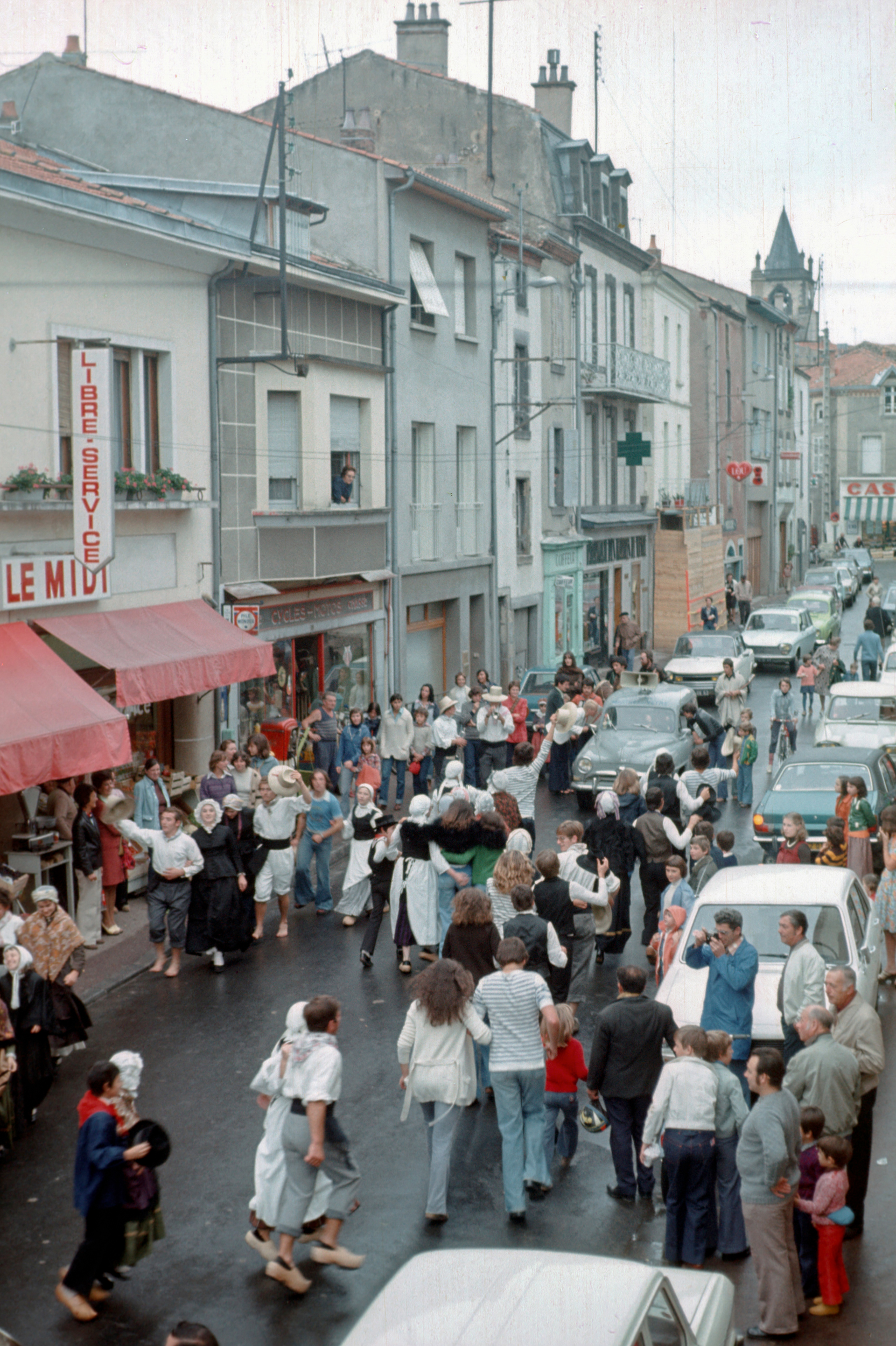 Fête avec les Magayants. Les Martres-de-Veyre. Septembre 1976