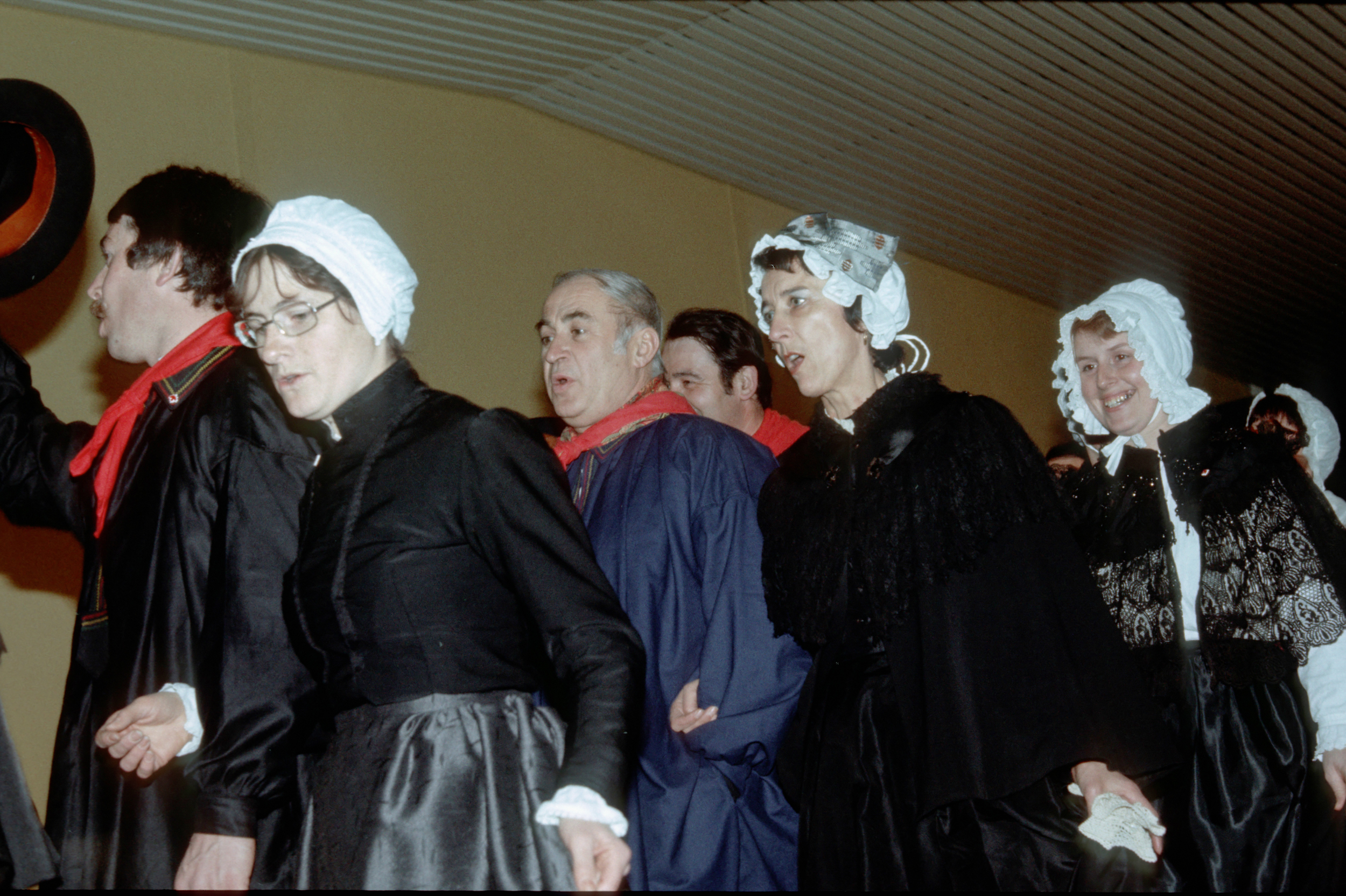 Chantou, goûter des personnes agées, salle des Fêtes, janvier 1978