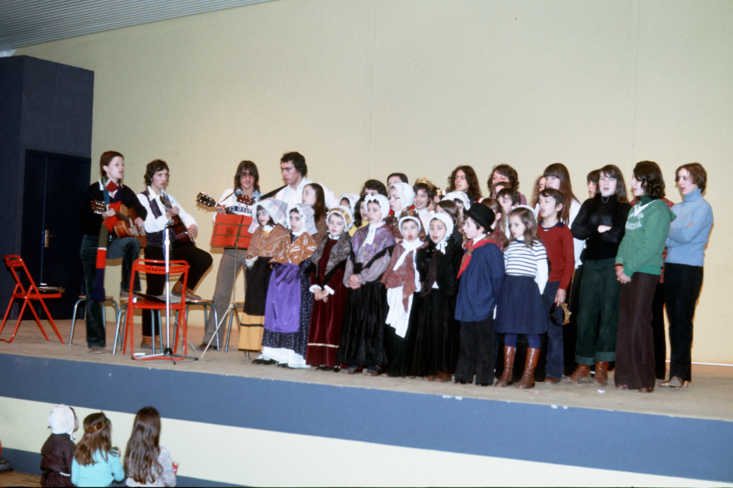 Chantou, goûter des personnes agées, salle des Fêtes, janvier 1978