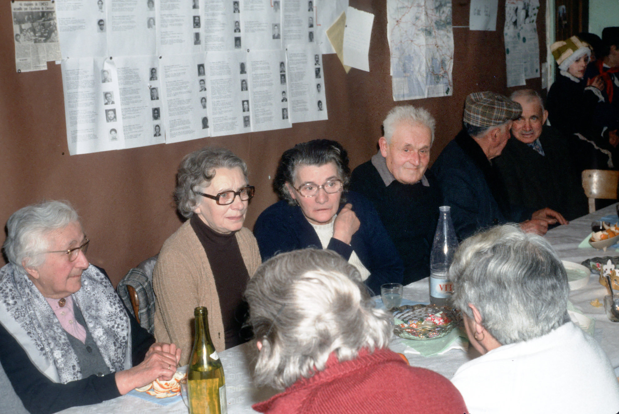 Goûter des personnes agées, Chantou, janvier 1980