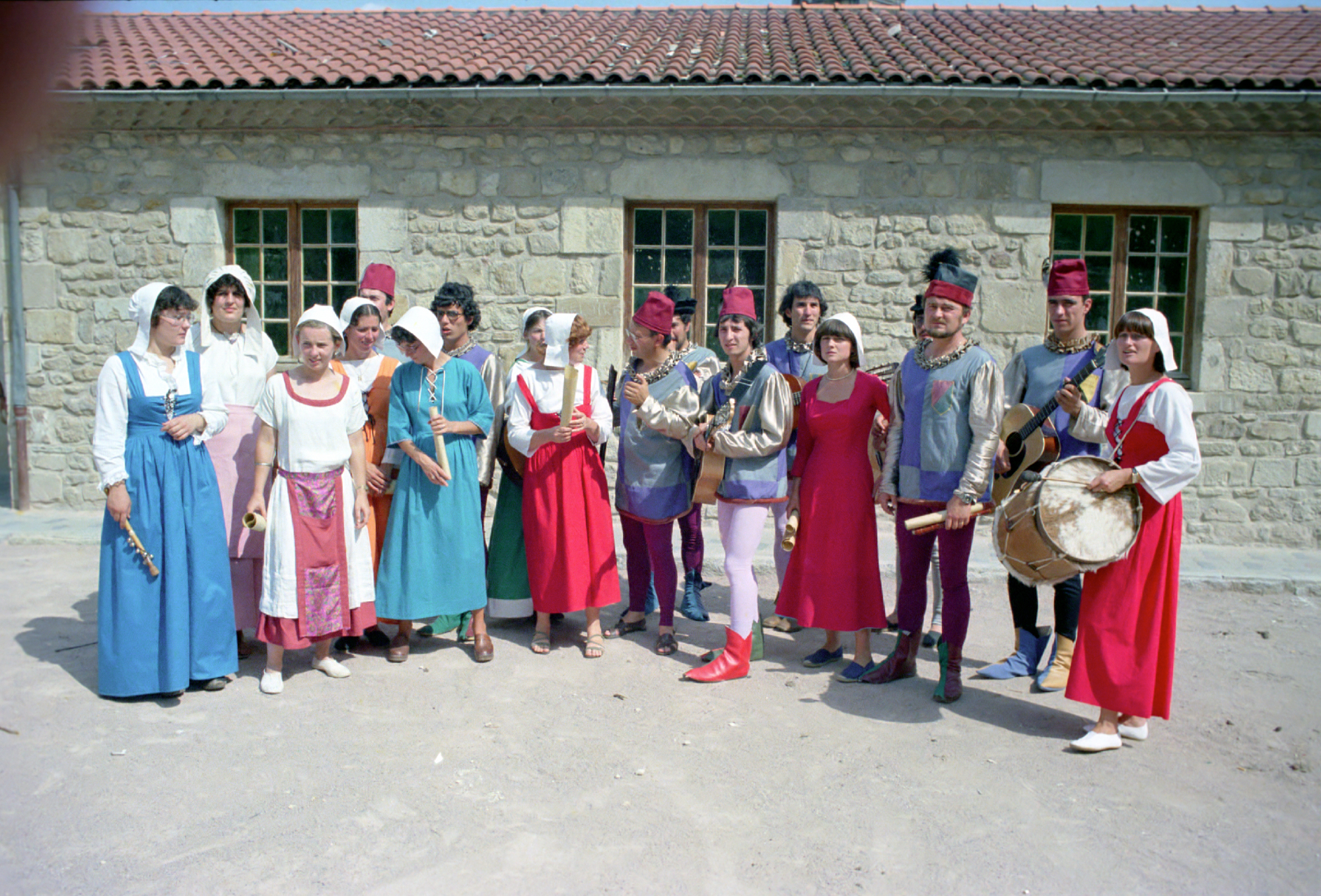 Participation du Chantou aux fêtes médiévales de Billom, août 1979 © Georges Pradon