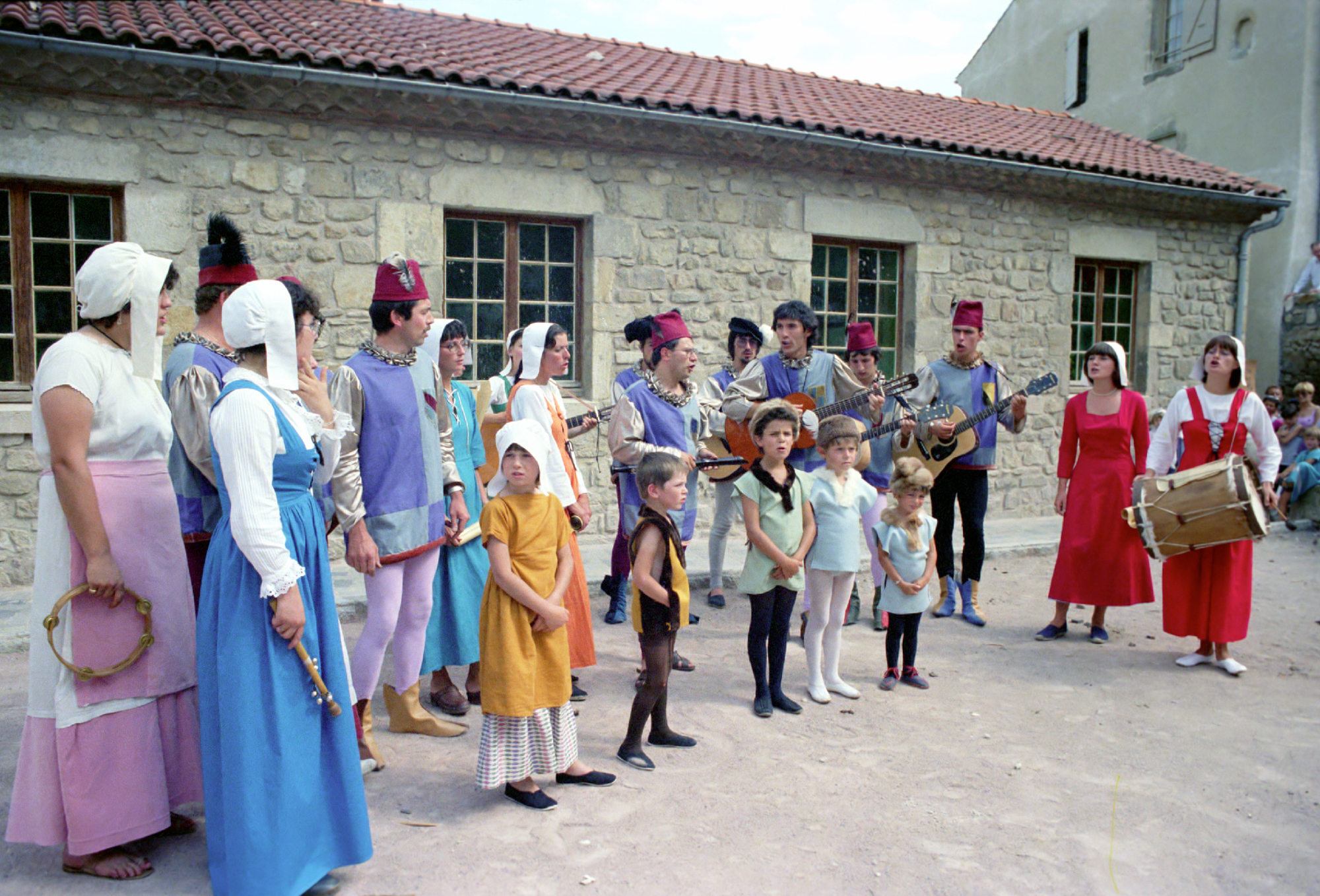 Participation du Chantou aux fêtes médiévales de Billom, août 1979 © Georges Pradon